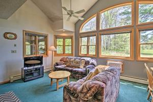 Φωτογραφία από το άλμπουμ του Townhouse on 18-Hole Golf Course with Pool! σε Γούντστοκ