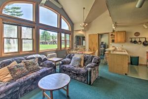 Φωτογραφία από το άλμπουμ του Townhouse on 18-Hole Golf Course with Pool! σε Γούντστοκ