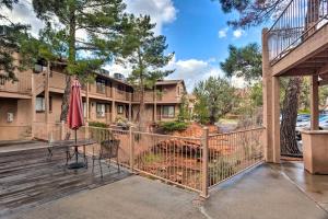 Balkón nebo terasa v ubytování Pool Access and Private Deck Condo in Sedona