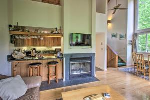 ein Wohnzimmer mit einer Küche und einem Kamin in der Unterkunft Ideally Located Lincoln Condo Pets Welcome! in Lincoln