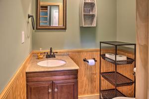 BushtownにあるOur Lakeside Retreat with Deck on Lake Herrington!の洗面台と鏡のあるバスルーム +21枚の写真