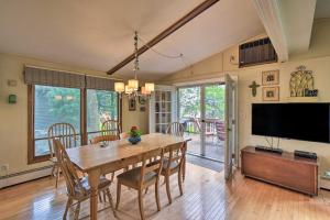 New Romeにある4 Season Lake House, 7 Miles to Sand Valley!のギャラリーの写真