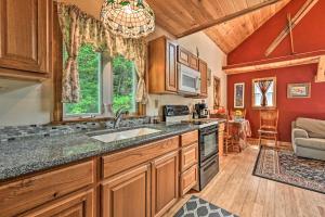 Kitchen o kitchenette sa Cabin in the Untouched Woods - 3 Miles to Ski