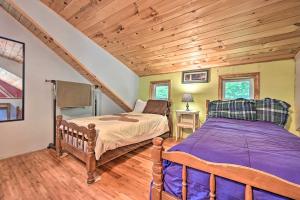 Katil atau katil-katil dalam bilik di Cabin in the Untouched Woods - 3 Miles to Ski