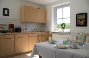 eine Küche mit einem Tisch und einem weißen Tischtuch in der Unterkunft Villa Hermes in Hagen
