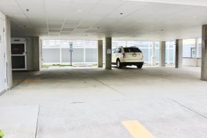un coche aparcado en un aparcamiento vacío en Ebb Tide Suites, en Ocean City