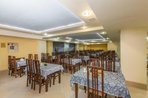 un restaurante con mesas y sillas en una habitación en Mirabel Hotel, en Anapa