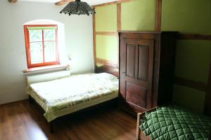 um quarto com 2 camas e uma janela em Agroturystyka Dom pod Sową em Nawojów Łużycki
