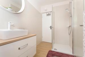 łazienka z umywalką i prysznicem w obiekcie Apartment Aquamarine w Rabacu +14 zdjęć