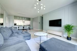 Televízia a/alebo spoločenská miestnosť v ubytovaní 3 City apartments - Syma