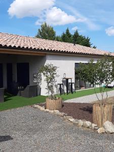 a house with a table in the yard at La Villa Claudia Jardin et Spa in Pennautier