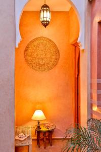 un couloir avec une table et une lampe dans l'établissement RIAD VILLA SIDI BABA, à Marrakech