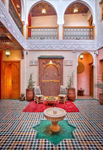 une grande chambre avec une fontaine au milieu d'un bâtiment dans l'établissement RIAD VILLA SIDI BABA, à Marrakech