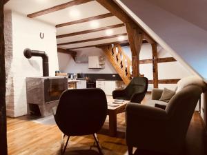 a living room with a table and chairs and a kitchen at Historisches Ambiente mitten im Zentrum in Eberswalde