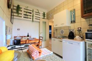 Kuchyň nebo kuchyňský kout v ubytování Painter House