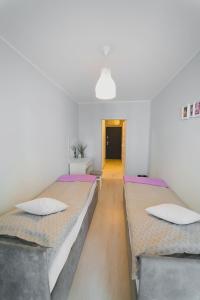 A bed or beds in a room at Apartament Thomas 2