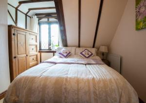 a bedroom with a large bed in a room at Demelza Cottage Apartment in Bodmin
