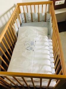 - un lit bébé avec une couverture blanche dans l'établissement Ferienwohnung Steiner, à Tulfes