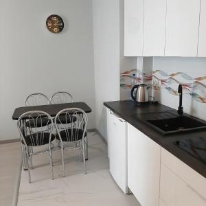 A kitchen or kitchenette at Apartament Thomas 2
