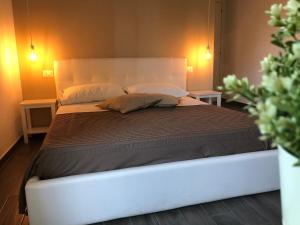 ein Bett mit zwei Kissen auf einem Zimmer in der Unterkunft CIVICO 29 in Pompei