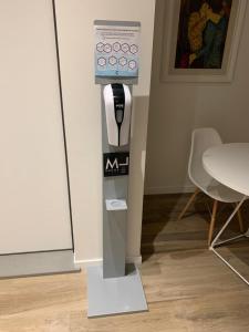 een stand met een wii controller in een kamer bij Ml rooms in Lovere