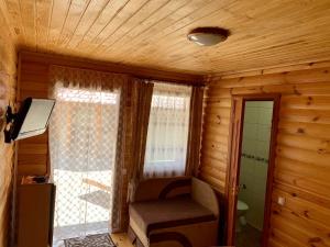 a small room with a bench and a window at Комфортабельный коттедж in Svityazʼ