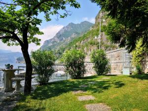 a park with a bench and a view of a mountain at La Casina a Remi in Marone