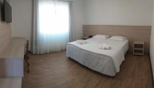 Postel nebo postele na pokoji v ubytování Serrano Hotel