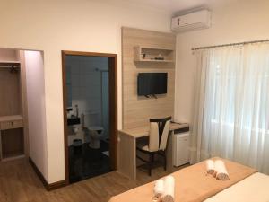 TV a/nebo společenská místnost v ubytování Serrano Hotel