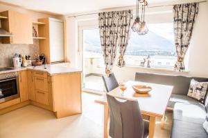 A kitchen or kitchenette at Bergjuwel