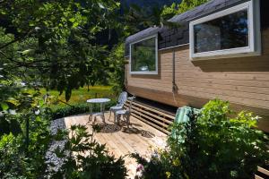 een patio met een tafel en een stoel op een huis bij Tiny house with terrace in Flåm