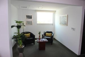 een wachtkamer met 2 stoelen en een tafel bij Hotel Ankara "Las Lomas" in San Luis Potosí