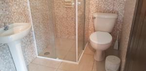 A bathroom at MARAVILHOSA CASA COM PISCINA E AR CONDICIONADO - até 10 PESSOAS em MARESIAS SÃO SEBASTIÃO