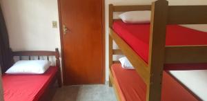 A bunk bed or bunk beds in a room at MARAVILHOSA CASA COM PISCINA E AR CONDICIONADO - até 10 PESSOAS em MARESIAS SÃO SEBASTIÃO