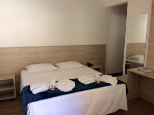 Postel nebo postele na pokoji v ubytování Serrano Hotel