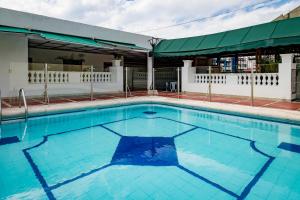 einen Pool in einem Hotel in der Unterkunft Ayenda 1408 Jaba Santiago de Cali in Cali