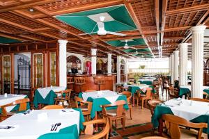 Ayenda 1408 Jaba Santiago de Cali في كالي: غرفة طعام مع طاولات وكراسي في مطعم