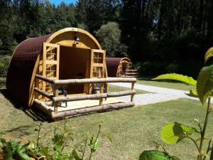 uma pequena casa de hobbit num jardim em La Pointe Camping em Châteaulin