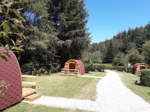 um grupo de tendas num campo com um caminho em La Pointe Camping em Châteaulin