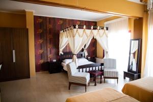 Giường trong phòng chung tại Fanari Hotel