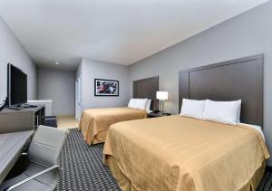 Postel nebo postele na pokoji v ubytování Scottish Inn & Suites Cotulla, TX