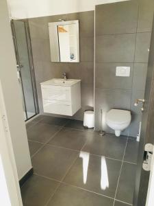 a bathroom with a toilet and a sink at Appartement 2 pièces dans le centre historique de Porto Vecchio in Porto-Vecchio