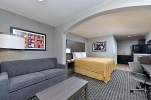 TV a/nebo společenská místnost v ubytování Scottish Inn & Suites Cotulla, TX