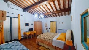 
A bed or beds in a room at B&B Il Fienile San Gimignano

