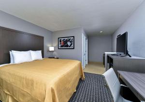 TV a/nebo společenská místnost v ubytování Scottish Inn & Suites Cotulla, TX