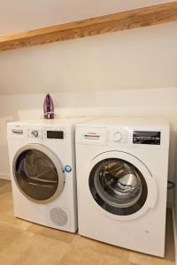 a washer and a washing machine in a room at Vakantiehuis Elisa in Alken