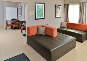 Posezení v ubytování Scottish Inn & Suites Cotulla, TX