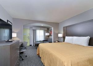 Postel nebo postele na pokoji v ubytování Scottish Inn & Suites Cotulla, TX