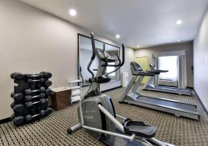 Fitness centrum a/nebo fitness zařízení v ubytování Scottish Inn & Suites Cotulla, TX