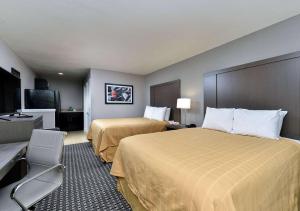 Postel nebo postele na pokoji v ubytování Scottish Inn & Suites Cotulla, TX